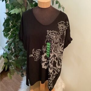 Seven7 black with gray graphic short sleeve tee Woman’s size Large